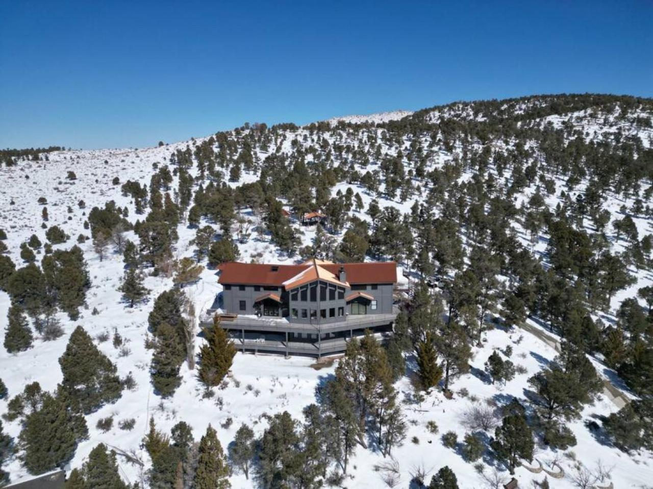 Steel Pine Lodge A Rustic Mountain Retreat Views Baldwin Lake Eksteriør bilde